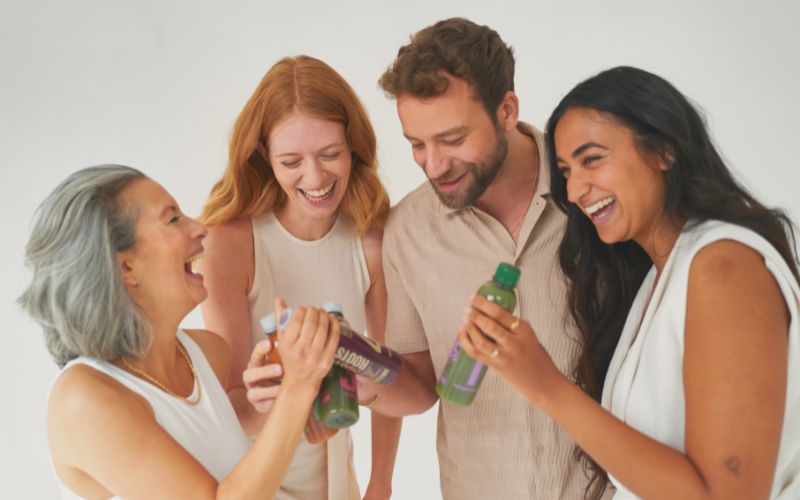 vier Menschen mit Saft