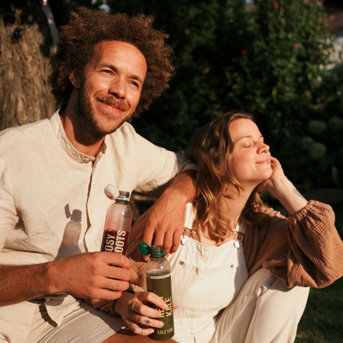 Paar von Sonne angeschienen mit Saft