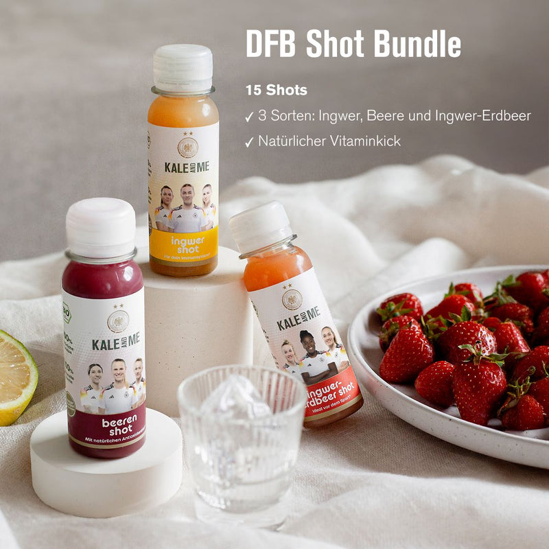 Verschiedene Saftshots und Erdbeeren