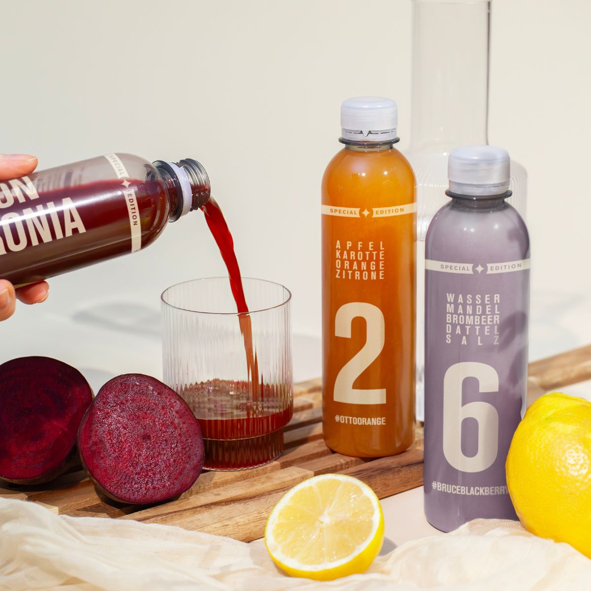 Einschenken von 3 Saftkur Obst- und Gemüsesäfte mit Rohstoffen